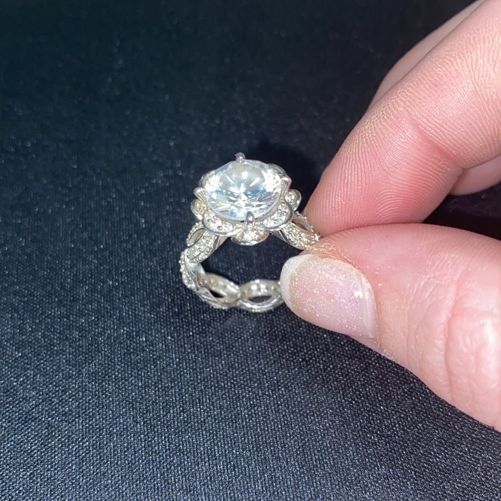 ***DIAMOND CZ FLOWER RING*** 💍 🌸 - Picture 5 of 7